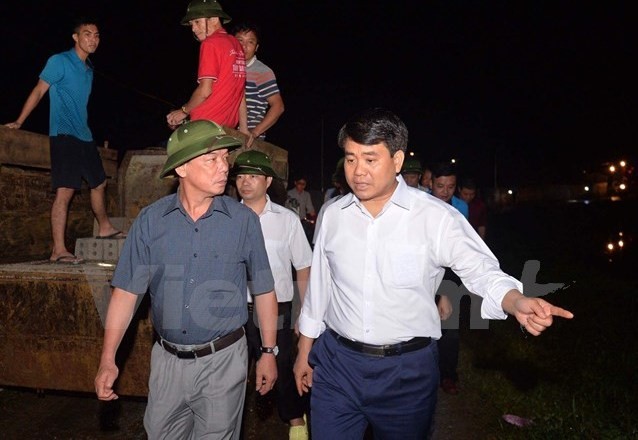 Ông Nguyễn Đức Chung chỉ đạo các lực lượng phải đảm bảo an toàn cho người dân. (Ảnh: TTXVN)