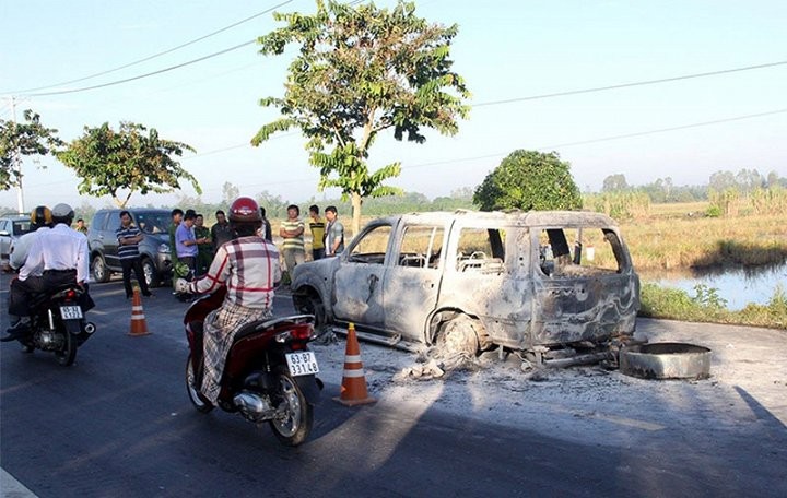 Hiện trường vụ côn đồ phóng hỏa đốt xe giữa đường ở Hậu Giang.​