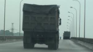 Một số đơn vị lại được vận chuyển than bằng đường bộ trên các tuyến đường của Quảng Ninh (ảnh minh họa)