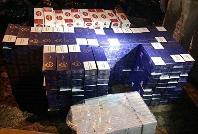 Hàng nghìn gói thuốc lá lậu trên xe ô-tô BKS 47C-111.24 bị bắt giữ.