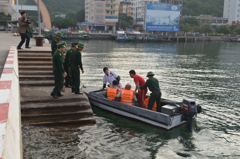 3 thuyền viên bị nạn đã được đưa vào bờ an toàn