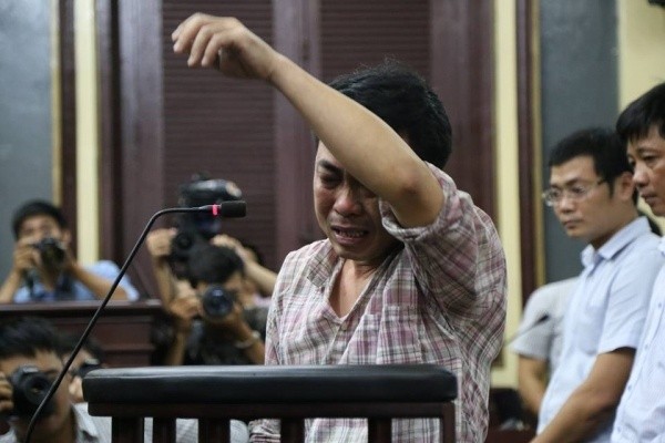Bị cáo Nguyễn Minh Hùng - nguyên Tổng Giám đốc VN Pharma khóc ngất khi nói lời cuối cùng tại phiên tòa phúc thẩm.