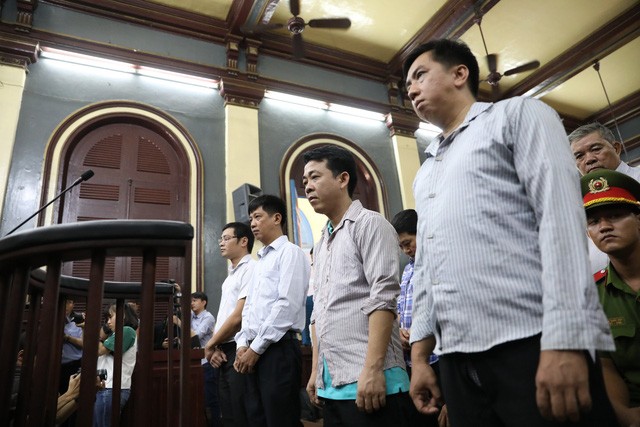 Bị cáo Hùng và bị cáo Cường tại phiên tòa ngày 30/10.