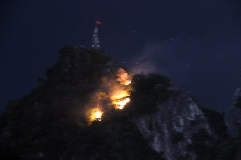  Đám cháy lớn xuất hiện trên gần đỉnh núi Bài Thơ.