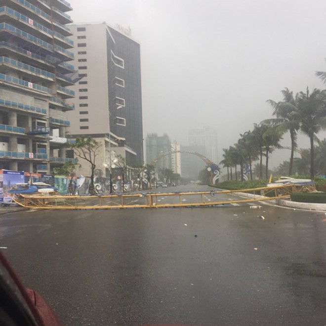 Cổng chào Đà Nẵng đổ sập trước sức tàn phá của  bão 12.