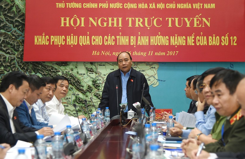 Thủ tướng Nguyễn Xuân Phúc phát biểu kết luận hội nghị trực tuyến khắc phục hậu quả tại các tỉnh bị ảnh hưởng nặng nề của bão số 12. Ảnh: VGP