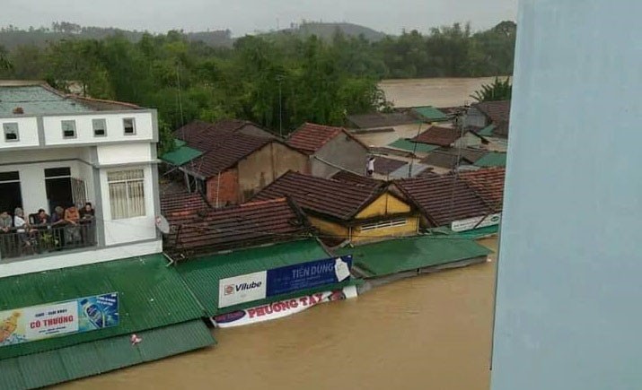 Nước lũ đã nhấn chìm nhiều nhà dân ở huyện Bình Sơn (tỉnh Quảng Ngãi).

