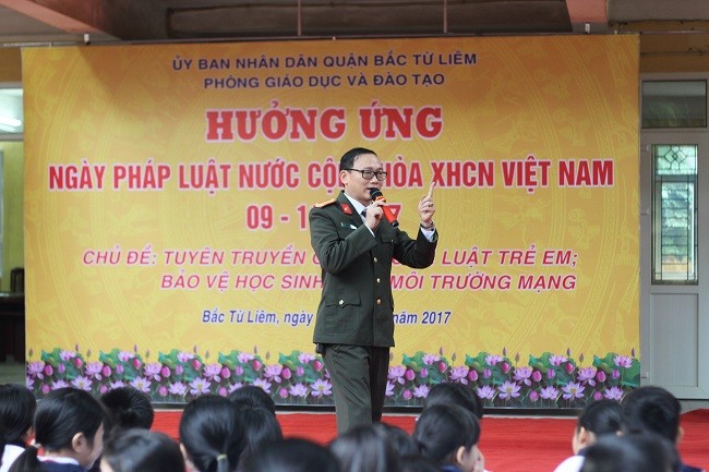 Trung tá công an Đào Trung Hiếu nói chuyện với các em học sinh trong buổi trao đổi trang bị kĩ năng về luật pháp cho học sinh trường THSC Thượng Cát
