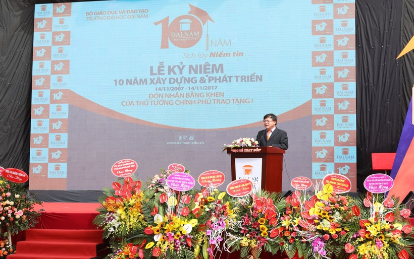 TS. Lê Đắc Sơn - Chủ tịch HĐQT Đại Học Đai Nam  đọc diễn văn ôn lại truyền thống 10 năm xây dựng và phát triển nhà trường