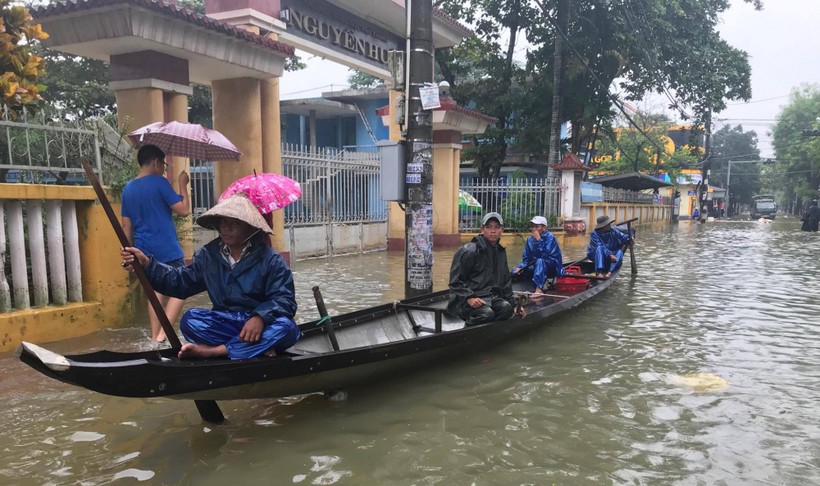 Đợt mưa lũ lịch sử vừa qua ở Huế đã khiến 4 người chết, 4 người mất tích và 1 người bị thương, thiệt hại nặng nề.