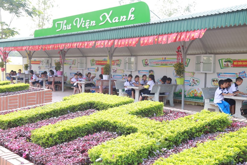 Toàn cảnh thư viện xanh được xây dựng từ nguồn xã hội hoá của trường Tiều học Cảnh Hoá.