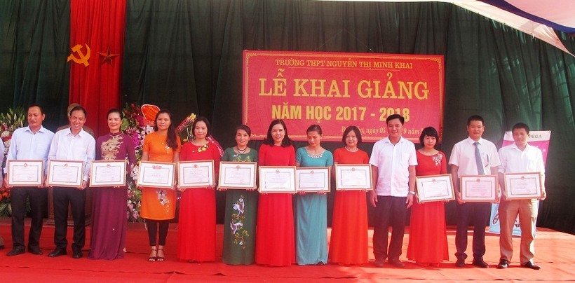 BGH trường THPT Nguyễn Thị Minh Khai luôn giành sự động viên và những phần thưởng xứng đáng tạo phong trào thi đua đoàn kết, dạy học trong nhà trường.