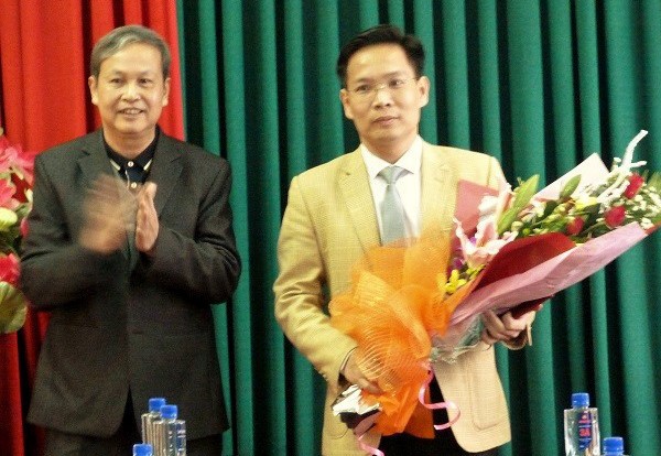 Ông Phan Tiến Diện (bìa phải) tại thời điểm bổ nhiệm làm Phó giám đốc Sở Tài nguyên và Môi trường Sơn La. Ảnh: Báo Tài nguyên & Môi trường.