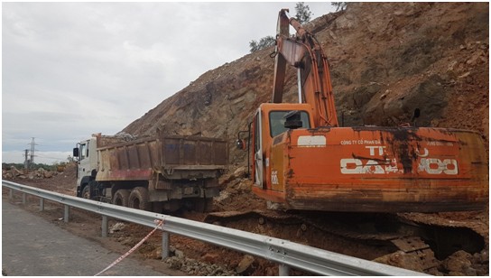 VEC huy động thiết bị máy móc và nhân công để hót dọn các vị trí đất đá bị sạt lở trên tuyến cao tốc Đà Nẵng-Quảng Ngãi. 