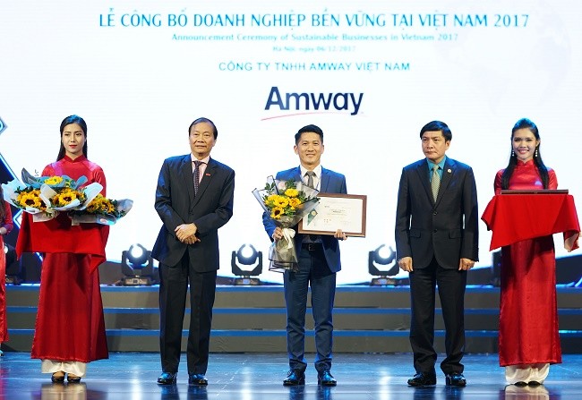 Ông Huỳnh Thiên Triều_Phó Tổng Giám Đốc Amway Việt Nam đại diện doanh nghiệp lên nhận giải Top 100 Doanh nghiệp phát triển bền vững tại Việt Nam năm 2017