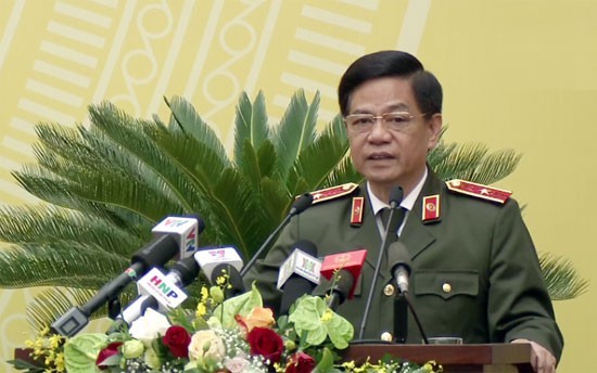 Thiếu tướng Đoàn Duy Khương trả lời chất vấn. 