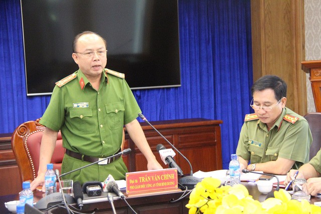 Đại tá Trần Văn Chính, Phó giám đốc Công an tỉnh Bình Dương chủ trì buổi họp báo.