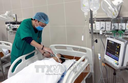 Bác sỹ Đỗ Chính Nghĩa vừa được mổ nâng xương, chỉnh mũi và được điều trị tại Bênh viện Đa khoa tỉnh Thái Bình. Ảnh:TTXVN