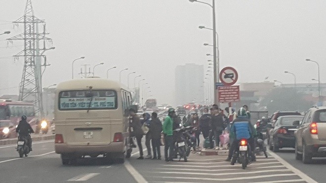 Một xe dừng bắt khách dọc đường Phạm Hùng chiều 29.12. Ảnh theo VNN

