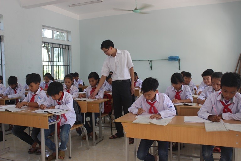 Thầy và trò Trường THCS Bạch Lưu (Huyện Sông Lô- Vĩnh Phúc) trong giờ ôn tập.
