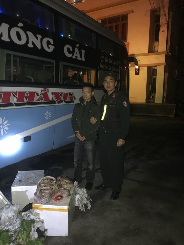 Trần Văn Dũng và thùng hàng chứa 11 cá thể Tê Tê bị bắt giữ