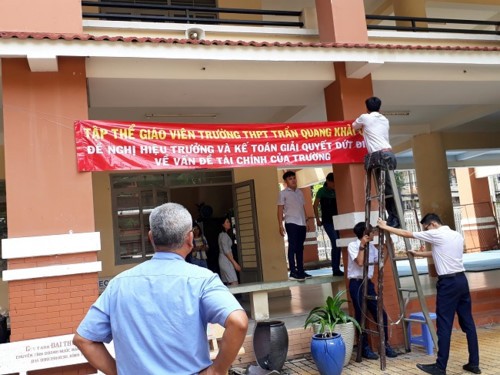Giáo viên Trường THPT Trần Quang Khải căng băng rôn yêu cầu lãnh đạo trường làm rõ việc chi tiêu tài chính