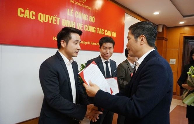 Bộ trưởng Bộ Công thương Trần Tuấn Anh trao quyết định bổ nhiệm chức vụ Phó Cục trưởng Cục Quản lý Thị trường cho ông Vũ Hùng Sơn