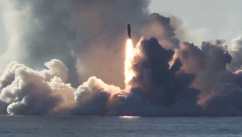 Tên lửa đạn đọa Bulava-30 được phóng đi từ tàu ngầm hạt nhân Yuri Dolgoruky của Nga ngày 22.5 vừa qua