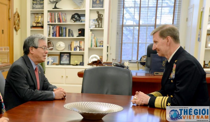 Đại sứ Phạm Quang Vinh trao đổi với ông Walter Carter, Giám đốc Học viện Hải quân Hoa Kỳ. (nguồn: ĐSQ Việt Nam tại Hoa Kỳ)