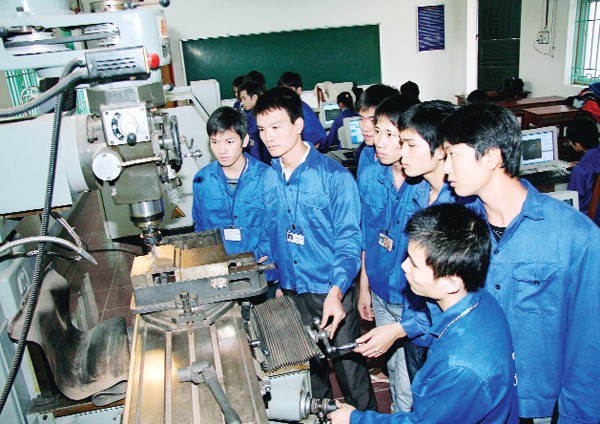 Trường Đại học Công nghiệp Việt Trì tăng cường đầu tư xây dựng cơ sở vật chất, trang bị máy móc kỹ thuật thực hành hiện đại giúp sinh viên chủ động tiếp cận các kỹ thuật công nghệ tiên tiến. Ảnh: theo Báo Phú Thọ