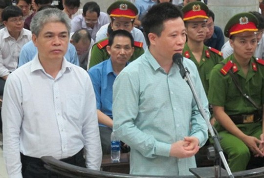 Các bị cáo Hà Văn Thắm và Nguyễn Xuân Sơn trong đại án tham nhũng OceanBank được đưa ra xét xử với hình phạt nghiêm khắc. Ảnh theo NLĐ