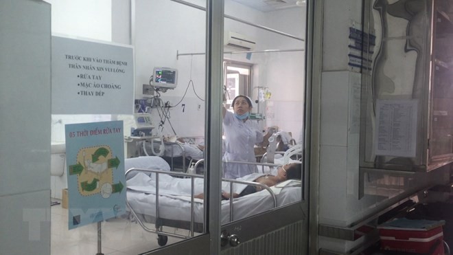 Bệnh nhân nhiễm cúm A/H1N1 nguy kịch đang được cách ly điều trị tại BV Chợ Rẫy. Ảnh: TTXVN
