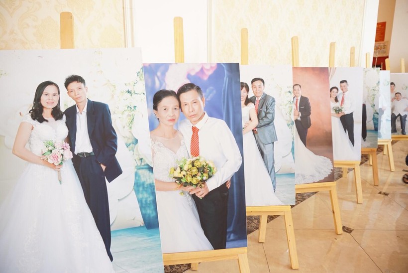 Những bức ảnh cưới của các cặp đôi khuyết tật được Ban Tổ Chức chuẩn bị.