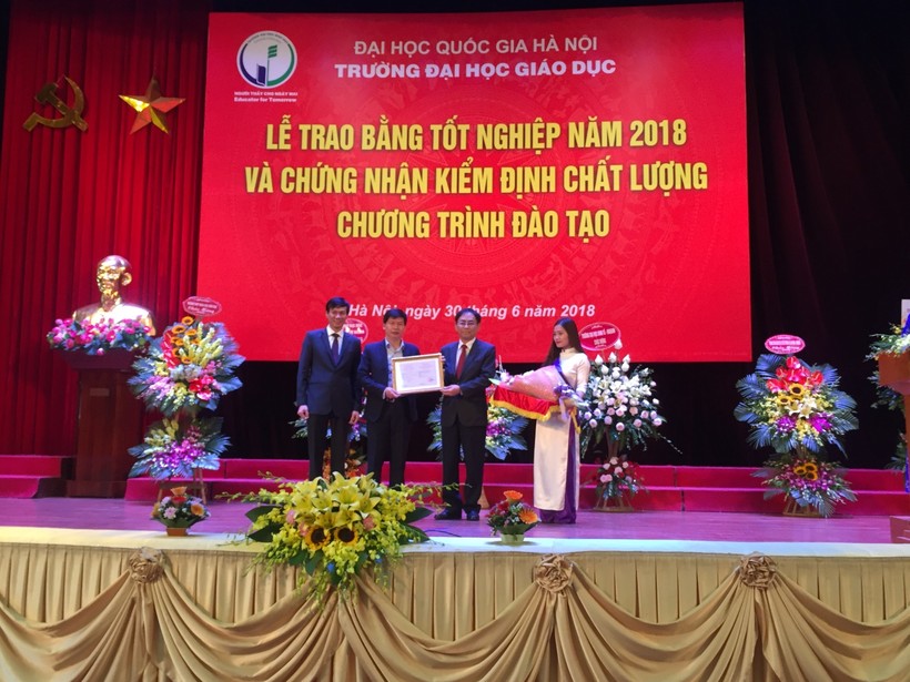 PGS-TS Nguyễn Hội Nghĩa trao giấy chứng nhận kiểm định cho Trường Đại học Giáo dục.