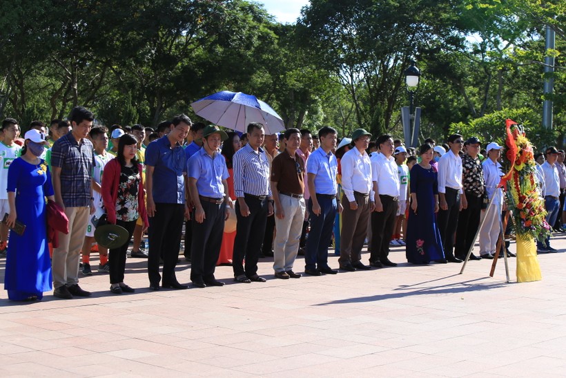 Các đoàn tham dự dâng hương tại thành cổ Quảng Trị.