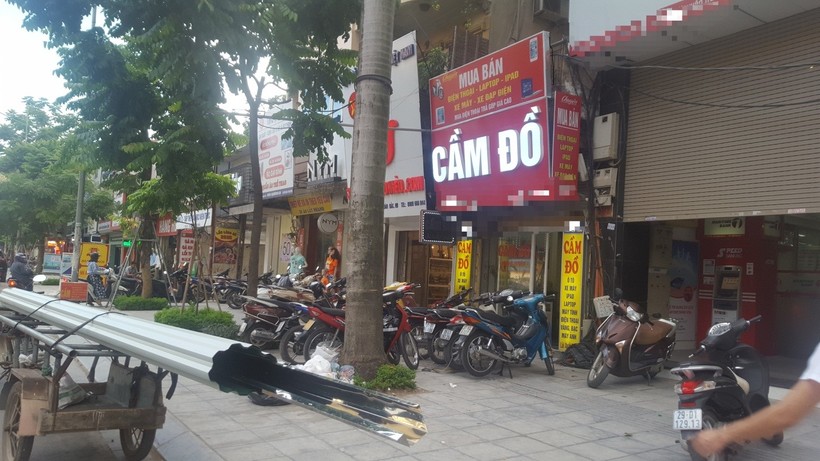 Một cửa hiệu cầm đồ trên đường Nguyễn Trãi -  Hà Đông chật cứng xe của khách phải để ra ngoài vỉa hè.