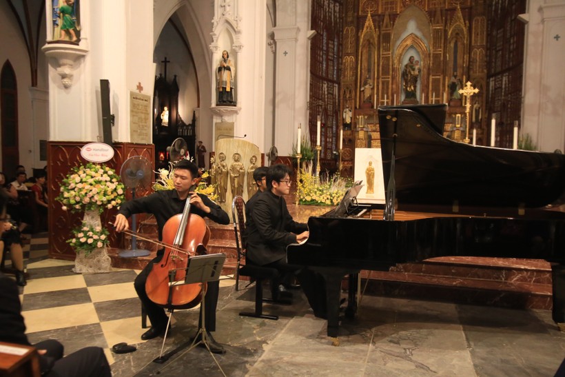 Nghệ sĩ piano Lưa Đức Anh biểu diễn tại Nhà thờ lớn Hà Nội