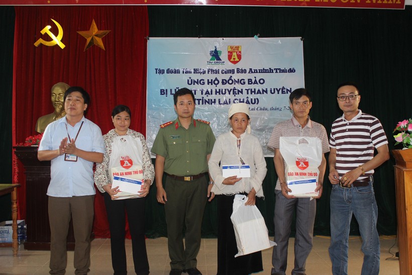 Ông Lê Nguyễn Đức Khôi (bìa phải) - Trưởng phòng Quan hệ Công chúng Tập đoàn Tân Hiệp Phát trao quà cho bà con bị thiệt hại do lũ lụt tại Lai Châu và Hà Giang