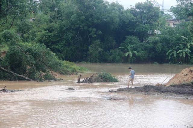 Đoạn đê sông nhà Lê ở thôn Hòa Lâm, xã Trường Lâm (Tĩnh Gia, Thanh Hóa) được chính quyền tháo ra cho nước thoát.