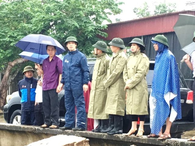 Chủ tịch UBND tỉnh Thanh Hóa Nguyễn Đình Xứng (thứ 2 từ trái sang) chỉ đạo công tác phòng, chống bão số 3.