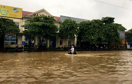Theo Báo Yên Bái, hiện tại có trên 2.500 hộ dân tại TP. Yên Bái bị ảnh hưởng mưa lớn đã phải di dời tạm thời để đảm bảo an toàn.