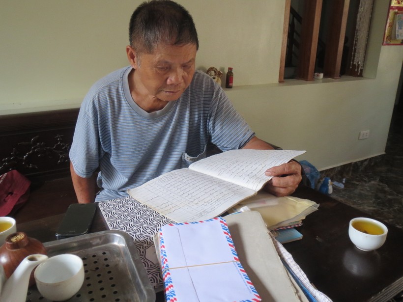 Cựu chiến binh Phạm Song Toàn vẫn ghi hàng ngày ghi chép thông tin, tìm đồng đội đã hi sinh tại chiến trường Quảng Trị.