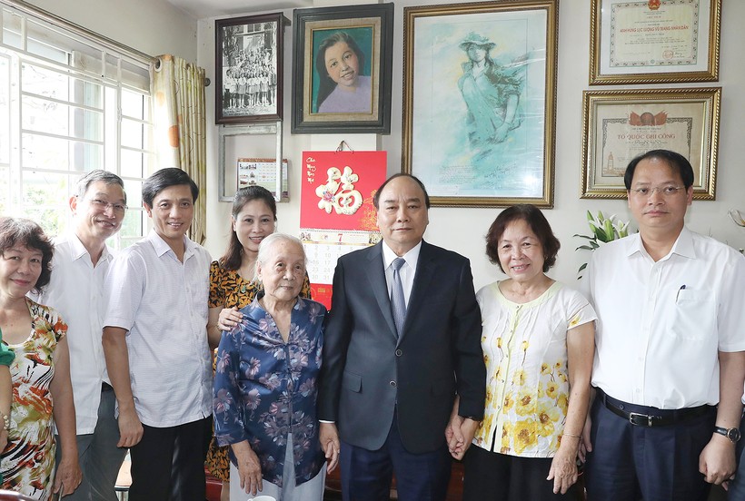 Thủ tướng Nguyễn Xuân Phúc thăm hỏi, động viên, chúc sức khỏe cụ Vũ Thị Nhàn, mẹ liệt sĩ Trịnh Đình Khôi - Ảnh: VGP