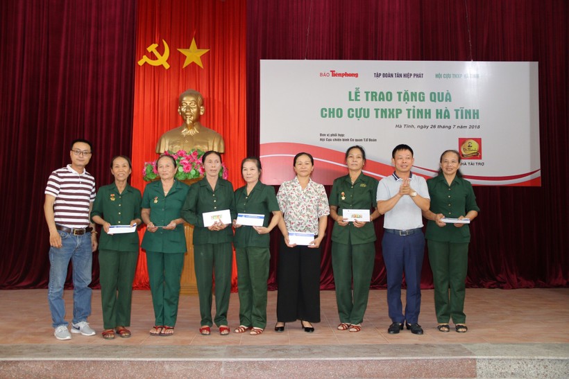 Ông Lê Nguyễn Đức Khôi, Trưởng phòng Quan hệ Công chúng, Tập đoàn Tân Hiệp Phát trao quà tới các cựu Thanh niên xung phong tỉnh Hà Tĩnh