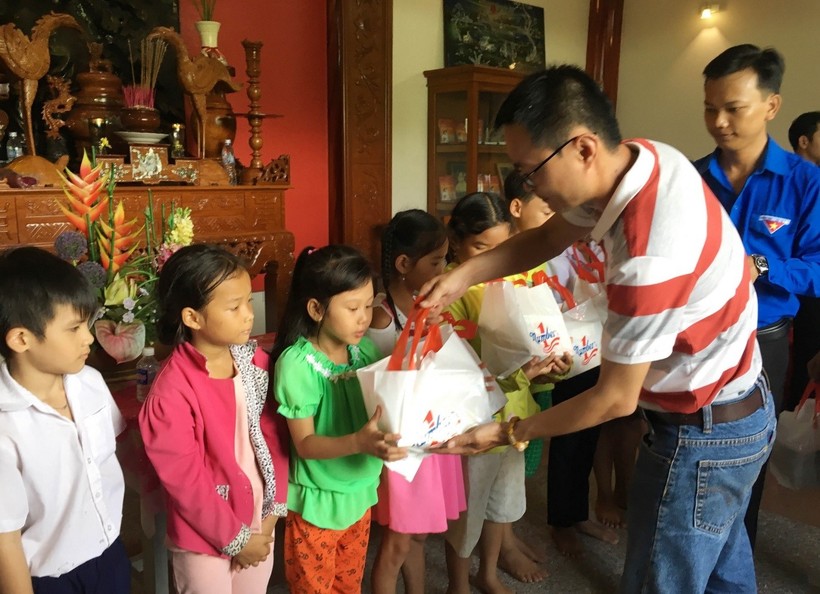 Ông Lê Nguyễn Đức Khôi trao quà và học bổng cho các em học sinh ở xã Mỹ Phước Tây