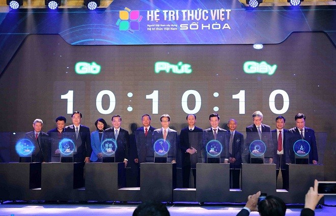 Phó Thủ tướng Chính phủ Vũ Đức Đam cùng đại diện lãnh đạo các bộ, ban, ngành và Trung ương Đoàn TNCS Hồ Chí Minh bấm nút khởi động Hệ tri thức Việt số hóa.