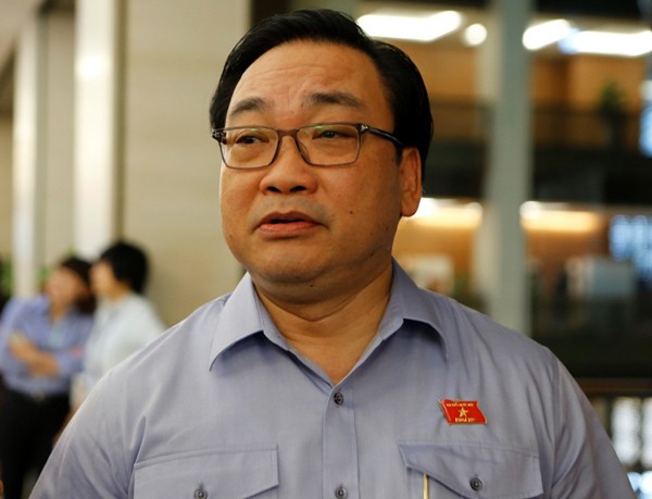 Bí thư Thành ủy Hà Nội Hoàng Trung Hải trao đổi với báo chí