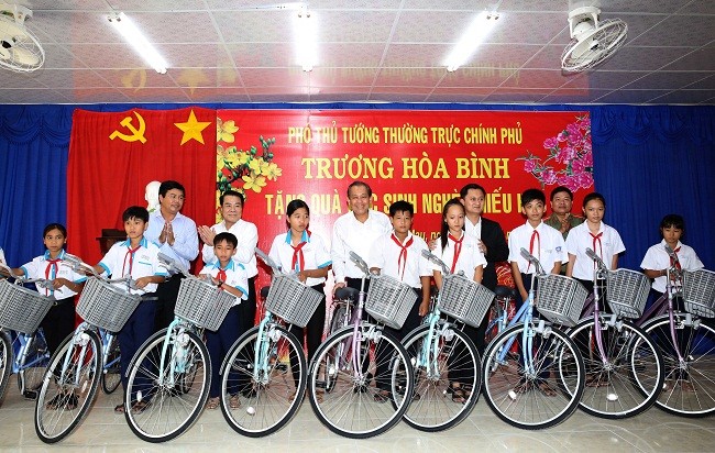 Phó Thủ tướng trao xe đạp cho các em học sinh hiếu học huyện Thới Bình. Ảnh: VGP