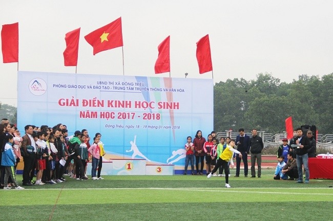 Các vận động viên tham gia thi môn ném bóng xa, ảnh: Qtv
