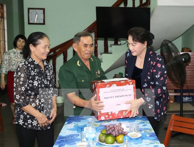 Chủ tịch Quốc hội Nguyễn Thị Kim Ngân thăm hỏi, tặng quà thương binh tại Quảng Ngãi. (Ảnh: Trọng Đức/TTXVN)